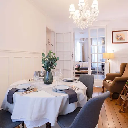 Luxury Parisian Flat Golden Triangle شقة *
