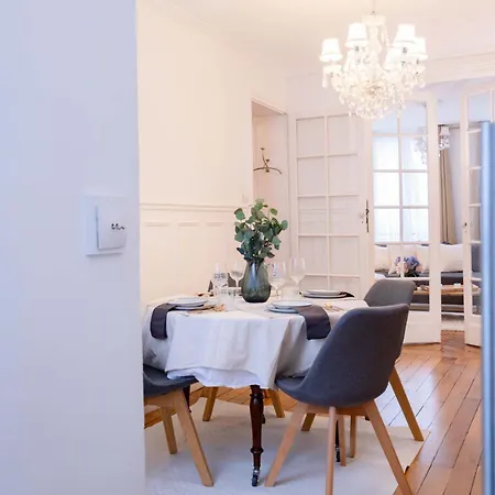 Luxury Parisian Flat Golden Triangle * باريس