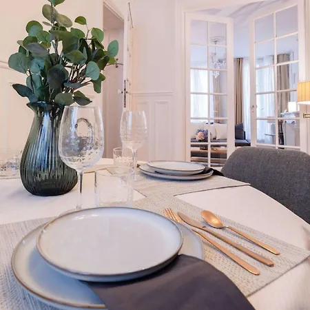 Luxury Parisian Flat Golden Triangle